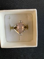 Új! 925 jelzett nagyon szép ezüst gyűrű. Középen csiszolt rózsaszín kővel és 4 db kicsi cirkóniával.