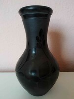 Ajánljon!! Fekete kerámia, virágmintás váza, Ifj. Fazekas István, Nádudvar, 1970-1980 év közötti
