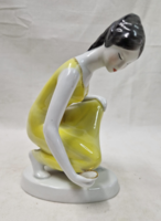 Hollóházi ritka festésű Vízmerítő lány porcelán figura hibátlan állapotban 18 cm