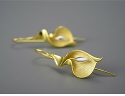 Very beautiful earrings in the shape of a cup.
