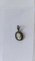 Szép kámea, cameo női fejet ábrázoló ezüst medál, wedgwood porcelán jellegű 17 mm