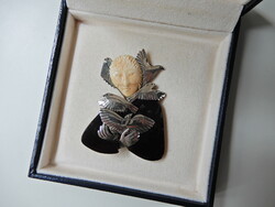 Régebbi kézműves ZEALANDIA márkájú galambos ezüst bross-medál faragott csont és kagyló díszítéssel