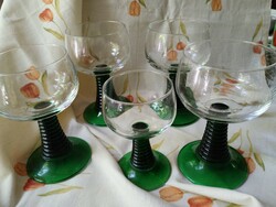 Zöld szárú poharak