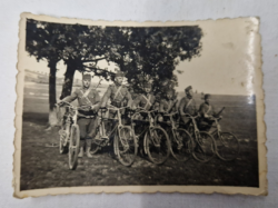 II. világháborús fotó. Magyar kerékpáros katonák Munkácson 1939. május 2.