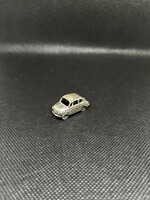 Ezüst miniatűr kisautó