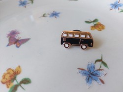 Nice, new enameled badge depicting a bus, 23 mm