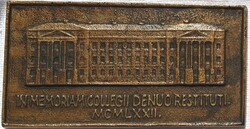 In Memoriam Collegii Denuo Restituti. MCMLXXII. - plakett a debreceni egyetemmel