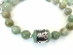 Jade necklace with cylindrical decoration