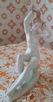 Aquincum porcelán, fésülködő nő, női akt (24 cm)