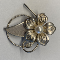 Filigree silver-colored floral brooch pin