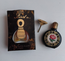 Cseppentős gobelinnel ékített parfümös üveg réz díszes tetővel hozzá francia parfüm sajár dobozában