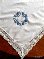 Linen tablecloth with embroidered lace edge. 146 X 85 cm