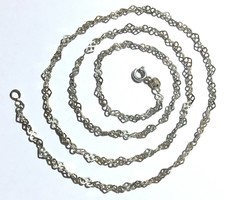 Szép ezüst nyaklánc szív alakú láncszemekből