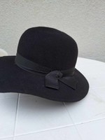 Fekete kalap sötétzöld szalaggal