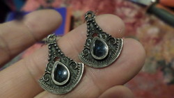 Beautiful silver-plated earrings with an ethnic feel.