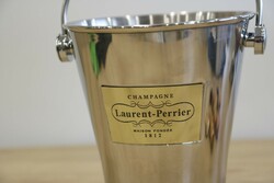 Hordozható rozsdamentes acél Laurent-Perrier pezsgős jégveder bőrdíszítéses foggantyúval egy normál