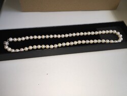 String of saltwater pearls with an exclusive 14 kr white gold brill clasp