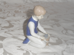 Német porcelán homokozó kisfiú figura, nipp