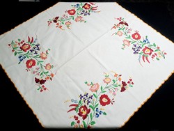Tablecloth embroidered with a Kalocsa pattern, 73 x 73 cm