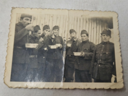 II. világháborús fotó. Magyar katonák ebédje a fronton