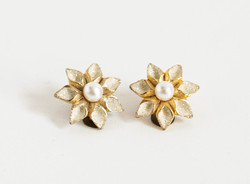 Aranyszínű virágos fülklipszek, fehér Mikulásvirág fülbevaló pár gyöngyszemekkel