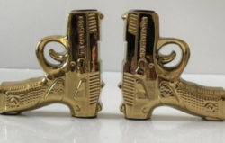 Kerámiából készült, arany színű fegyvergyertyatartó párban, pisztoly formájú , 12*12 cm