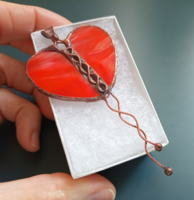 Szív formájú piros üvegmedál, kézműves termék