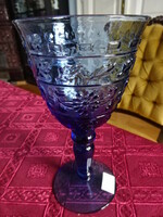 Kék üvegű, talpas, levélmintás koktélos pohár, magassága 19 cm. Vanneki!