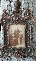 Gyönyörű antik puttós fali képkeret antik családi fotóval  33,5 cm x 21 cm