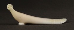 1R431 Jelzett faragott csont páva 8.5 cm