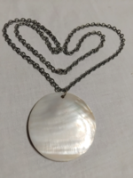 Retro steel necklace with a necklace made of a large shiny shell shell