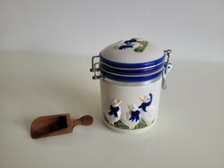 Spice holder with duck pattern