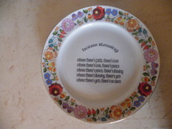 Kalocsai jelzett porcelán tányér, kézzel festett, angol nyelvű háziáldás szöveggel