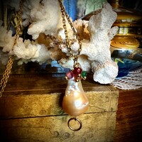Turmalin és barokk gyöngy medálos nyaklánc, barokk gyöngy drágakő nyakék polírozott réz nyakláncon