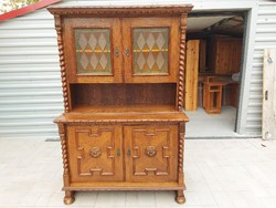 The colonial sideboard shown in the pictures is for sale. Preserved, in good condition.