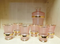Vintage rózsaszín üveg poharak és kiöntő