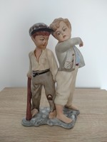 Két fiút ábrázoló biszkvit porcelán