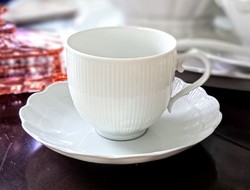 White embossed wavy porcelain kaiser cup
