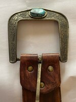 Nagyon szép,női tiszta bőr öv. Középen egy kék kővel. Teljesen új állapotban.88x5 cm
