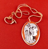 Hollóházi Szász Endre porcelán medál. Mérete: 6,4 x 4 cm