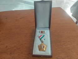 Április 4 szocialista érdemrend, kitüntetés, dobozában