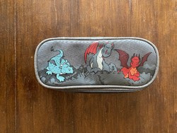 Dragons márkájú,keveset használt,teljesen jó állapotú fiús tolltartó. Magassága 5 cm.