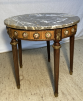 Márványlapos XVI.Lajos stilusú szalon asztal.
