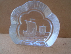 Svéd kristály asztali disz mely 2 db viking hajot ábrázol komoly súly  1012 gramm