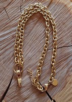 Hosszú, széles POMPÖÖS DESIGN aranyozott nyaklánc medállal