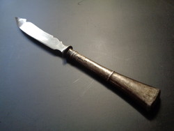 Ezüstnyelű kés , a  hegye érdekesen csavart  végű , 14,5 cm