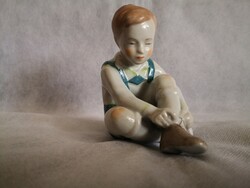 Aquincum porcelán, cipőt húzó kisfiú, öltözködő I.