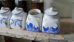 Régi kredenc porcelán fiokjai illetve fűszertartói és ízesitőtartói