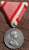 Ferenc József  II. Osztályú Vitézségi kisezüst, peremen jelzett "A"   kitüntetés . 02.