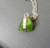 PERIDOT nyers kő medál fém pánttal
